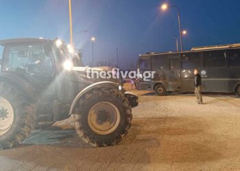 Φραγμός των ΜΑΤ σε αγρότες που προσπάθησαν να κλείσουν την Ε.Ο. Θεσσαλονίκης – Αθηνών στα Μάλγαρα