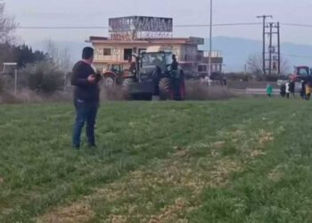 Αγρότες διασχίζουν χωράφια για να μπουν στη Θεσσαλονίκη μετά το μπλόκο της αστυνομίας