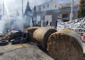 Πολιορκία αγροτών της Δυτικής Μακεδονίας στην Περιφέρεια- Άχυρα, φωτιές, λάστιχα και η… κοπριά σε αναμονή(VIDEO- ΦΩΤΟ)