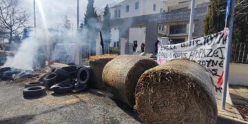 Πολιορκία αγροτών της Δυτικής Μακεδονίας στην Περιφέρεια- Άχυρα, φωτιές, λάστιχα και η… κοπριά σε αναμονή(VIDEO- ΦΩΤΟ)