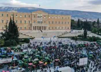 Κατέκλυσαν το κέντρο της Αθήνας οι αγρότες με τρακτέρ