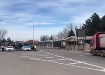 Φλώρινα: Παρέταξαν τρακτέρ στο Μεθοριακό Σταθμό Νίκης – Σκοπεύουν να αποκλείσουν τη διέλευση φορτηγών από και προς τη Β. Μακεδονία