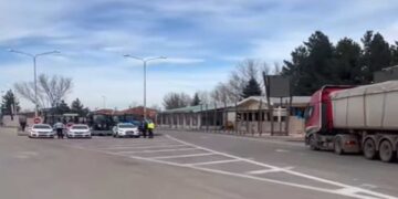 Φλώρινα: Παρέταξαν τρακτέρ στο Μεθοριακό Σταθμό Νίκης – Σκοπεύουν να αποκλείσουν τη διέλευση φορτηγών από και προς τη Β. Μακεδονία