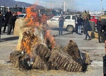 Αγρότες απέκλεισαν το Τελωνείο Νίκης – Χωρίς διελεύσεις φορτηγών ως τις 4 το μεσημέρι
