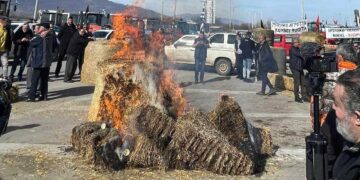 Αγρότες απέκλεισαν το Τελωνείο Νίκης – Χωρίς διελεύσεις φορτηγών ως τις 4 το μεσημέρι