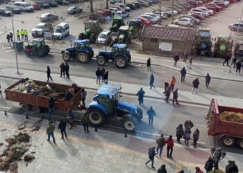 Αγανακτισμένοι αγρότες- κτηνοτρόφοι έριξαν τσουβάλια με φασόλια και λάστιχα έξω από την ΠΕ Καστοριάς