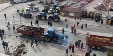 Αγανακτισμένοι αγρότες- κτηνοτρόφοι έριξαν τσουβάλια με φασόλια και λάστιχα έξω από την ΠΕ Καστοριάς