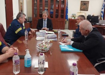 Με στελέχη της Πυροσβεστικής συναντήθηκε ο Περιφερειάρχης για ζητήματα εκτάκτων αναγκών και διαχείρισης κρίσεων