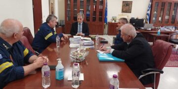 Με στελέχη της Πυροσβεστικής συναντήθηκε ο Περιφερειάρχης για ζητήματα εκτάκτων αναγκών και διαχείρισης κρίσεων