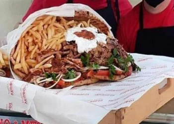 Άγιος Βαλεντίνος: Σουβλατζίδικο στο Ηράκλειο προσφέρει πιτόγυρο «ανθοδέσμη» που ζυγίζει 8,5 κιλά!