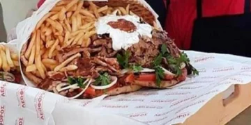 Άγιος Βαλεντίνος: Σουβλατζίδικο στο Ηράκλειο προσφέρει πιτόγυρο «ανθοδέσμη» που ζυγίζει 8,5 κιλά!