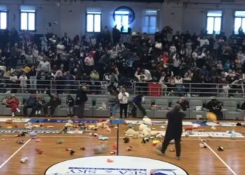 Μπάσκετ: Το κλειστό της Μυκόνου γέμισε με λούτρινα – Δείτε για ποιο λόγο