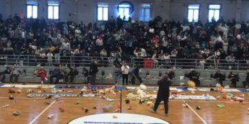 Μπάσκετ: Το κλειστό της Μυκόνου γέμισε με λούτρινα – Δείτε για ποιο λόγο