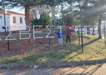 Μεγάλη πινακίδα με την επωνυμία της Ασβεστόπετρας τοποθετήθηκε στο χωριό