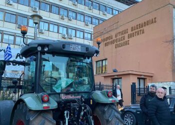 Κάθοδος αγροτών με τρακτέρ έξω από την αίθουσα συνεδρίασης του Περιφερειακού Συμβουλίου στην Κοζάνη (video)