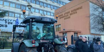 Κάθοδος αγροτών με τρακτέρ έξω από την αίθουσα συνεδρίασης του Περιφερειακού Συμβουλίου στην Κοζάνη (video)