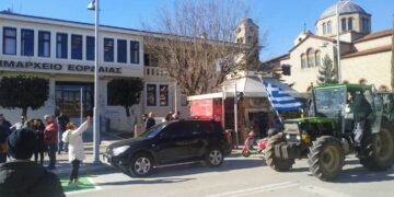 Έφτασε το μεγάλο κομβόι: Πάνω από 100 τρακτέρ κάνουν... "Στάση" έξω από το Δημαρχείο Εορδαίας - Φωτογραφίες και βίντεο