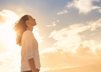 Ευτυχία: Μία ψυχολόγος δίνει 5 πολύτιμες συμβουλές για να νιώσουμε χαρά όταν όλα γύρω μας είναι ζοφερά