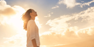 Ευτυχία: Μία ψυχολόγος δίνει 5 πολύτιμες συμβουλές για να νιώσουμε χαρά όταν όλα γύρω μας είναι ζοφερά