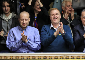 Είναι 20 χρόνια μαζί, έχουν τρία παιδιά: Αυτό είναι το πρώτο ομόφυλο ζευγάρι που δημοσίευσε αγγελία γάμου στην Ελλάδα