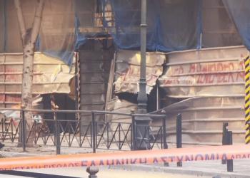 Έκρηξη βόμβας έξω από το υπουργείο Εργασίας – Ζημιές στα γύρω κτίρια, δείτε βίντεο και φωτογραφίες