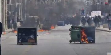 Επεισόδια με πέτρες και μολότοφ στη Θεσσαλονίκη στην πορεία για τα Τέμπη