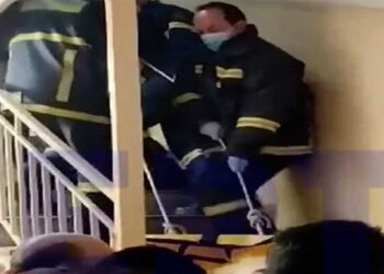 Θεσσαλονίκη: Επιχείρηση του ΕΚΑΒ και της Πυροσβεστικής για μεταφορά υπέρβαρου από το νοσοκομείο στο σπίτι του