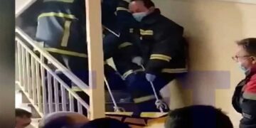 Θεσσαλονίκη: Επιχείρηση του ΕΚΑΒ και της Πυροσβεστικής για μεταφορά υπέρβαρου από το νοσοκομείο στο σπίτι του