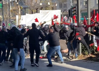 Φοιτητές συγκρούστηκαν για το ποιος θα είναι πρώτος στο πανεκπαιδευτικό: 8 τραυματίες - Δείτε φωτογραφίες