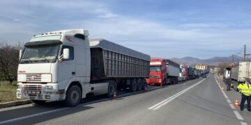 Σε απόγνωση οι φορτηγατζήδες των Σερβίων- Χωρίς δουλειά από 4 Νοεμβρίου- (VIDEO)