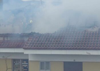 VIDEO – ΦΩΤΟ: Η μεγάλη φωτιά ρήμαξε τη σκεπή της σοφίτας – Οι προσπάθειες των πυροσβεστών