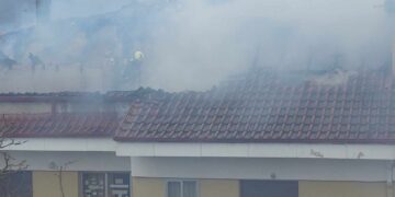 VIDEO – ΦΩΤΟ: Η μεγάλη φωτιά ρήμαξε τη σκεπή της σοφίτας – Οι προσπάθειες των πυροσβεστών