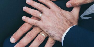 Νόμος ο γάμος ομοφύλων και η τεκνοθεσία; – Άρθρο του Ευσταθίου Λαμπριανίδη