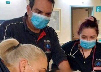 Θεσσαλονίκη: Γυναίκα γέννησε μέσα στο ασθενοφόρο, καθ’ οδόν για το νοσοκομείο