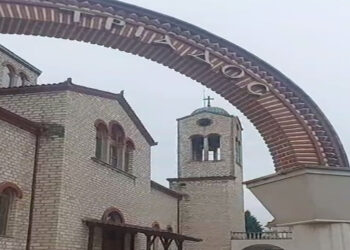 Ήχησαν πένθιμα οι καμπάνες στην Πτολεμαΐδα, στη μνήμη των 57 θυμάτων του δυστυχήματος των Τεμπών