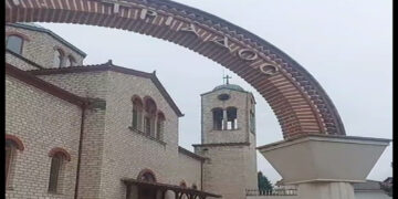 Ήχησαν πένθιμα οι καμπάνες στην Πτολεμαΐδα, στη μνήμη των 57 θυμάτων του δυστυχήματος των Τεμπών