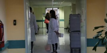 Ιλαρά: Πιο μεταδοτική και από τις πιο ανεξέλεγκτες παραλλαγές του covid -Συστάσεις για παιδιά και ενήλικες