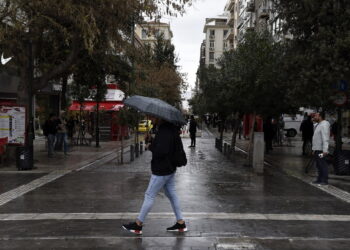 Σάκης Αρναούτογλου: Απότομη αλλαγή καιρού από την Κυριακή σε όλη τη χώρα με μπόρες και βροχές