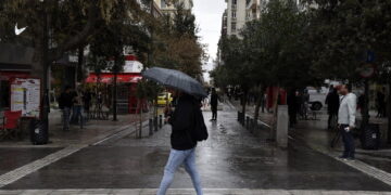 Σάκης Αρναούτογλου: Απότομη αλλαγή καιρού από την Κυριακή σε όλη τη χώρα με μπόρες και βροχές