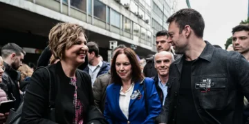 Φιλιά και αγκαλιές Κασσελάκη-Γεροβασίλη στην πορεία για τα Τέμπη, λίγες ημέρες μετά το Συνέδριο