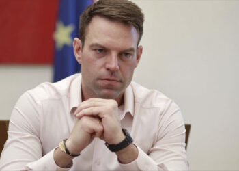 Κασσελάκης: Παραδέχεται ότι είναι ιδιοκτήτης αλλοδαπής εταιρείας – «Αν απαγορεύεται, θα τα πουλήσω»