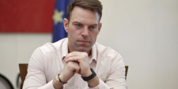 Κασσελάκης: Παραδέχεται ότι είναι ιδιοκτήτης αλλοδαπής εταιρείας – «Αν απαγορεύεται, θα τα πουλήσω»