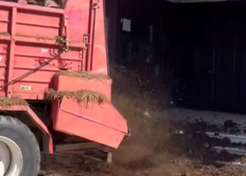 Καστοριά: Αγρότες πέταξαν κοπριά έξω από το κτήριο της Π.Ε. Καστοριάς