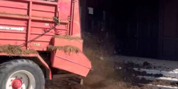 Καστοριά: Αγρότες πέταξαν κοπριά έξω από το κτήριο της Π.Ε. Καστοριάς