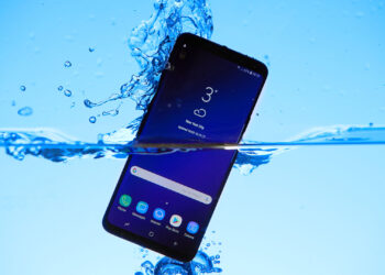 Σας έπεσε το κινητό στο νερό; Δείτε αν κάνει τελικά καλό να το βάλεις στο ρύζι