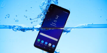 Σας έπεσε το κινητό στο νερό; Δείτε αν κάνει τελικά καλό να το βάλεις στο ρύζι