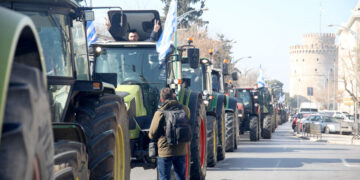 Με συμβολικά μπλόκα συνεχίζουν οι αγρότες: "Γενναιόδωρο πακέτο" λέει ο Μητσοτάκης - "Ψίχουλα" απαντούν οι αγρότες