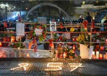 Μια συγκινητική, σιωπηλή απόδοση φόρων τιμής για όσους "έφυγαν" στα Τέμπη: Άναψαν κεράκια στις 23:22 έξω από τον ΟΣΕ Λαρίσης, την ώρα της σύγκρουσης των τρένων στα Τέμπη