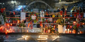 Μια συγκινητική, σιωπηλή απόδοση φόρων τιμής για όσους "έφυγαν" στα Τέμπη: Άναψαν κεράκια στις 23:22 έξω από τον ΟΣΕ Λαρίσης, την ώρα της σύγκρουσης των τρένων στα Τέμπη