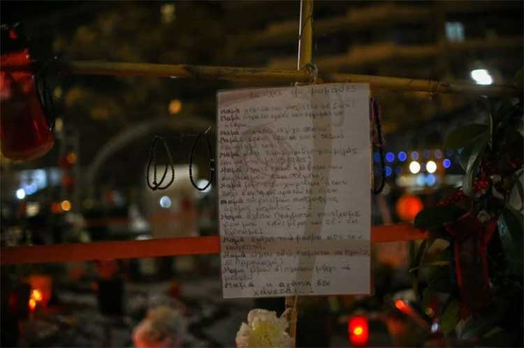 Μια συγκινητική, σιωπηλή απόδοση φόρων τιμής για όσους "έφυγαν" στα Τέμπη: Άναψαν κεράκια στις 23:22 έξω από τον ΟΣΕ Λαρίσης, την ώρα της σύγκρουσης των τρένων στα Τέμπη 